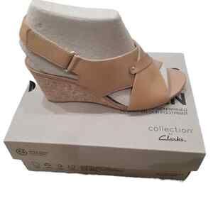 NEW Clarks Women's Sandals 9.5W WIDE Neutral Tan Leather‎ Wedge Comfort Vacation